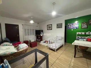 Quarto com cama e decoração em ambiente interno.