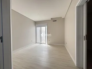 Hall de uma residência em Lajeado com piso de madeira clara.