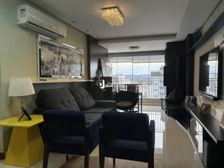 Sala de estar com vista para a cidade e varanda.