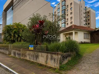 Fachada de um imóvel em Lajeado, Brasil, com cerca e vegetação.