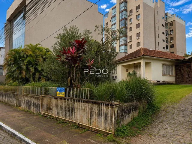 Fachada de um imóvel em Lajeado, Brasil, com cerca e vegetação.