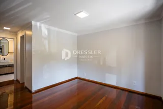 Ambiente interno com piso de madeira polida.