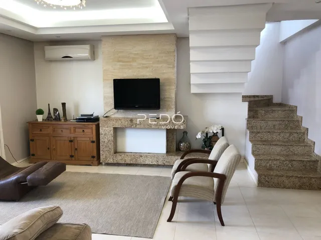 Sala de estar moderna com lareira e piso claro em um imóvel no Brasil.