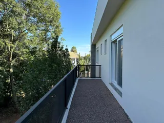 Fachada de uma residência em Lajeado, Brasil, com muro e área externa.