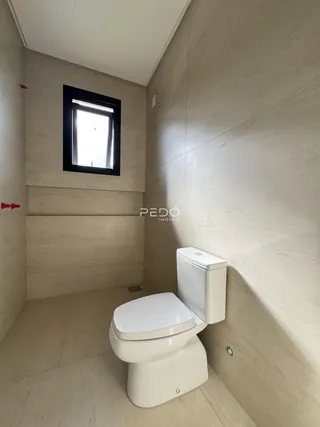 Foto de um banheiro moderno com piso claro e janela.