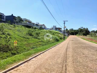 Vista da estrada e da colina com residências em Lajeado, Brasil.