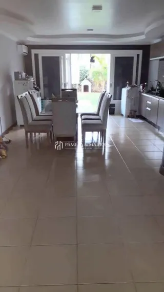 Foto de um ambiente interno com piso de cerâmica claro.