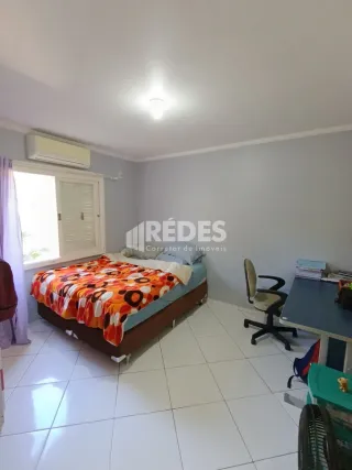 Quarto com cama e janela em um imóvel no Brasil.