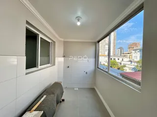 Interior de um cômodo com paredes brancas e janela grande em Lajeado.