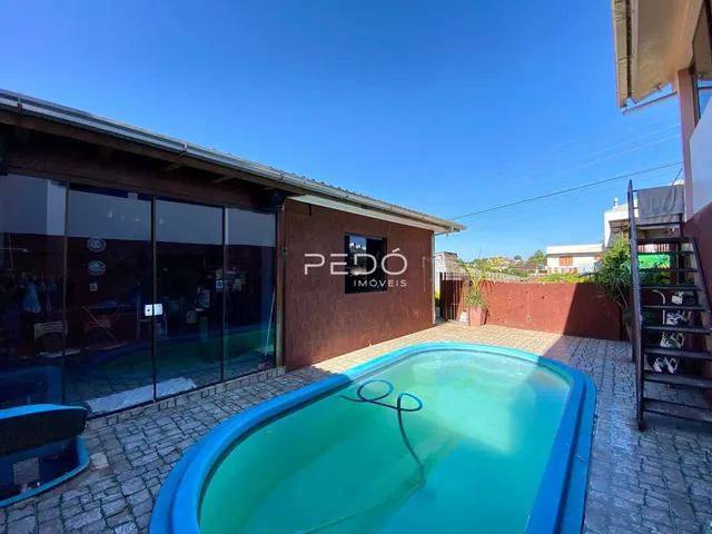 Fachada de imóvel com piscina externa em Lajeado.