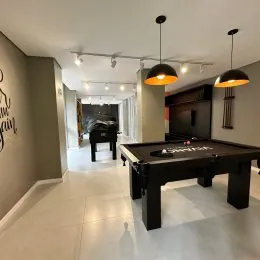 Foto de uma sala com uma mesa de bilhar.