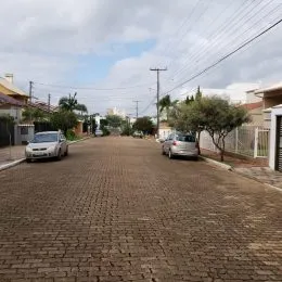 Vista da rua pavimentada em Lajeado, Brasil.