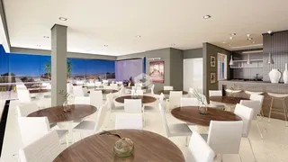 Sala de jantar ampla com vista para o mar em um imóvel no Lajeado.