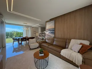 Sala de estar moderna com sofá e vista para o exterior em Lajeado.