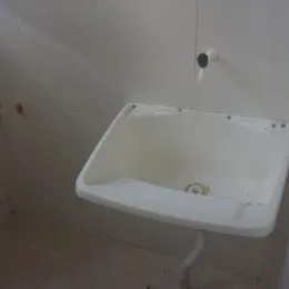 Foto de uma banheira branca em um banheiro.
