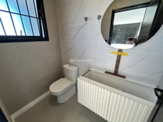 Foto de um banheiro interno com azulejos brancos e um radiador.