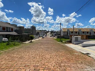 Vista da rua em Lajeado, Brasil com casas ao fundo.