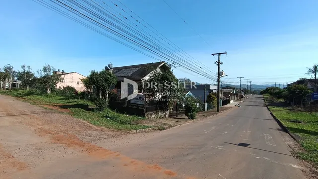 Fachada de uma residência em Lajeado, Brasil, vista da estrada de terra.