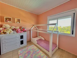 Quarto com cama e cômoda em sala de um imóvel em Lajeado.