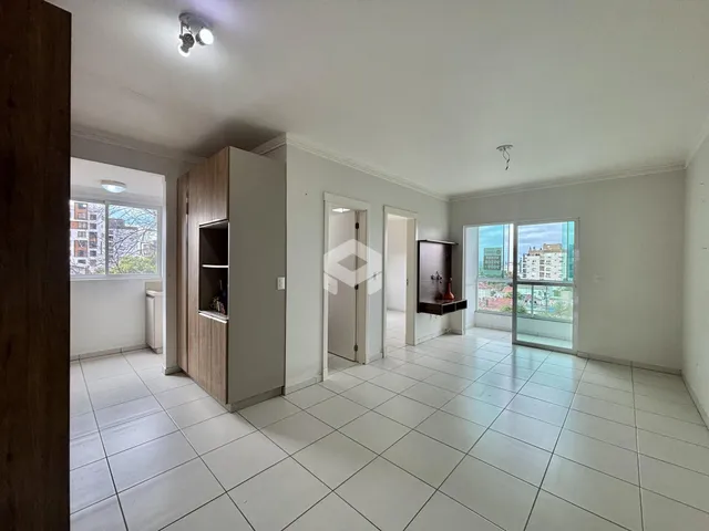 Ambiente interno de uma sala com piso de cerâmica branca e armários de madeira.