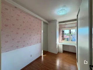 Ambiente interno com parede decorada e piso de madeira.