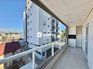 Vista da varanda de um prédio moderno com vista para a paisagem urbana.