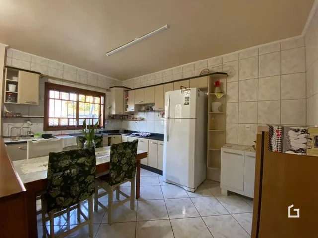 Foto de uma cozinha e sala de jantar com revestimento de cerâmica.