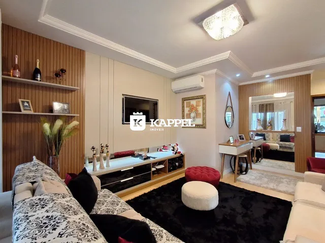 Sala de estar com painéis de madeira e sofá de couro.
