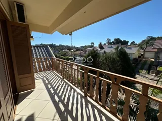 Varanda com vista para a paisagem residencial.