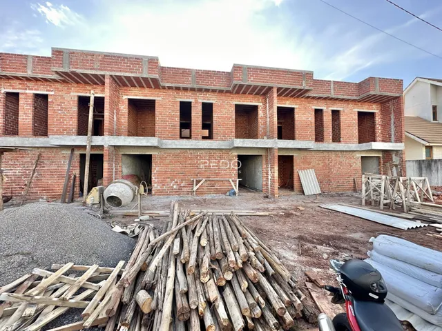 Fachada de construção de um imóvel de tijolos em Lajeado, Brasil.
