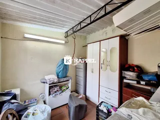 Foto de um ambiente interno com armários e estrutura de teto exposta.