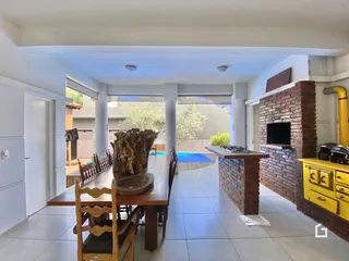 Sala com piso cerâmico e parede de tijolos exposta.