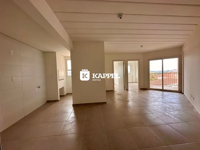 Ambiente interno com piso de cerâmica e teto de vigas em um imóvel.