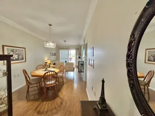 Interior de uma sala de jantar com piso de madeira e móveis de madeira.