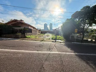 Vista da fachada de uma propriedade em Lajeado, Brasil, com cerca e vegetação.