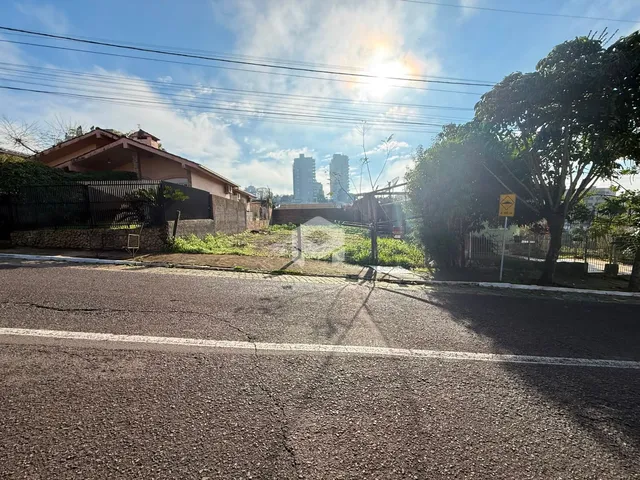 Vista da fachada de uma propriedade em Lajeado, Brasil, com cerca e vegetação.