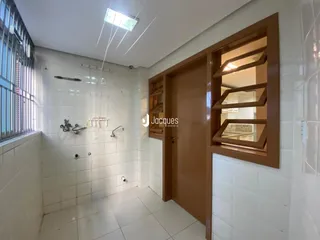 Foto de um banheiro com revestimento cerâmico branco.