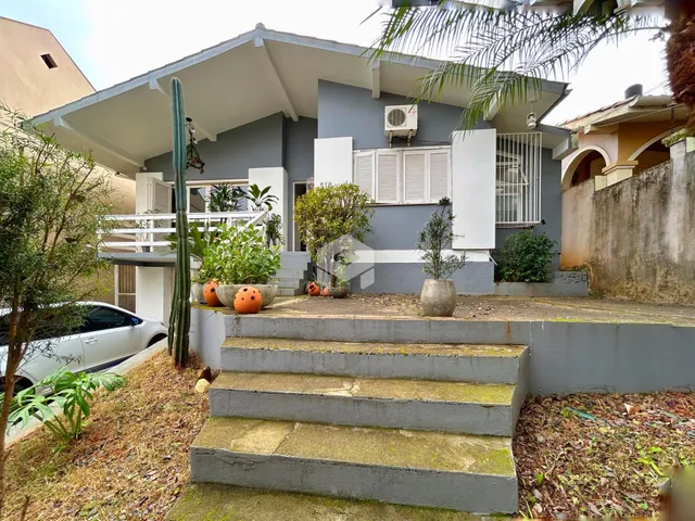 Fachada de uma casa em Lajeado, Brasil com degraus de concreto.