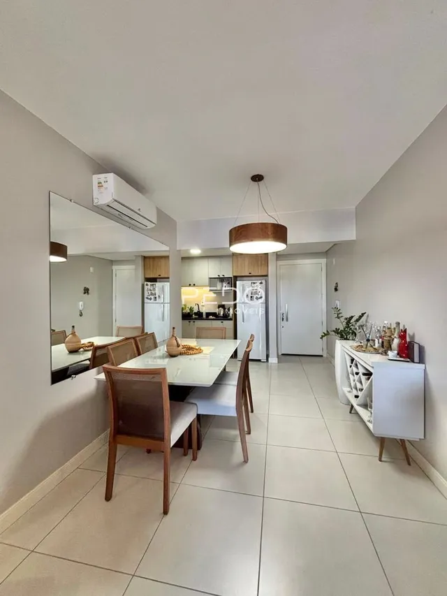 Ambiente de sala de jantar e cozinha em um imóvel.