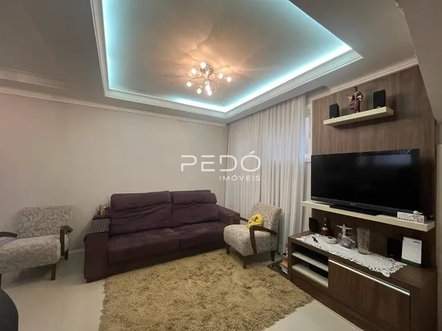 Sala de estar moderna com sofá e painel de madeira.