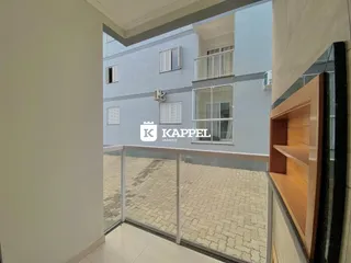 Vista da área externa com piso de tijolos e grade de proteção de um imóvel em Lajeado.