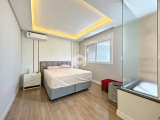 Quarto moderno com cama e janela em um imóvel no Brasil.