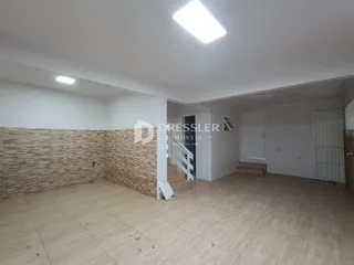 Interior de um ambiente com piso de cerâmica e parede revestida em Lajeado.