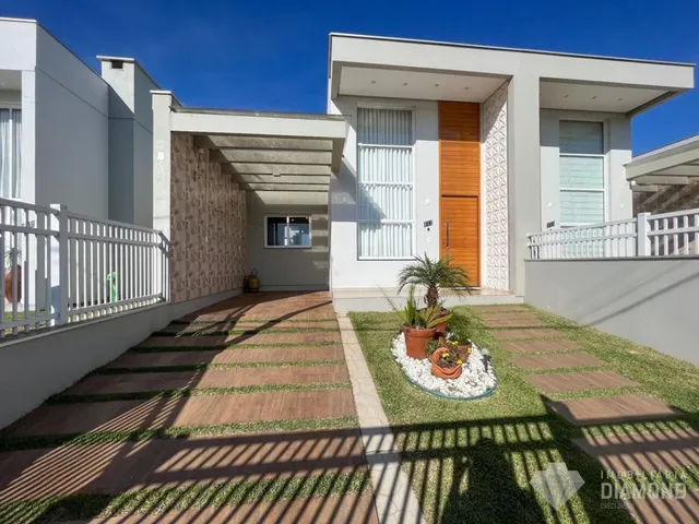 Fachada de uma residência em Lajeado, Brasil, com jardim frontal e calçada.