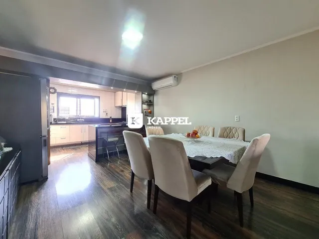 Foto de uma sala de jantar com mesa e cadeiras em um imóvel em Lajeado.
