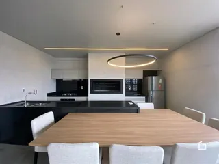 Foto de uma cozinha moderna com ilha e mesa de jantar em um imóvel.