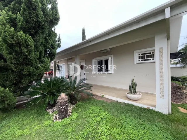 Fachada de uma casa em Lajeado, Brasil, com jardim frontal.
