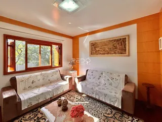Sala de estar com dois sofás e um tapete decorativo em um imóvel no Brasil.