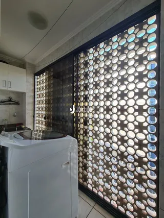 Parede decorativa com padrão em um ambiente interno.