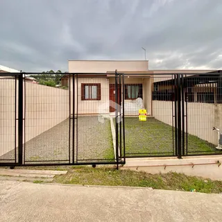 Fachada de uma residência com cerca e quintal em Lajeado, Brasil.